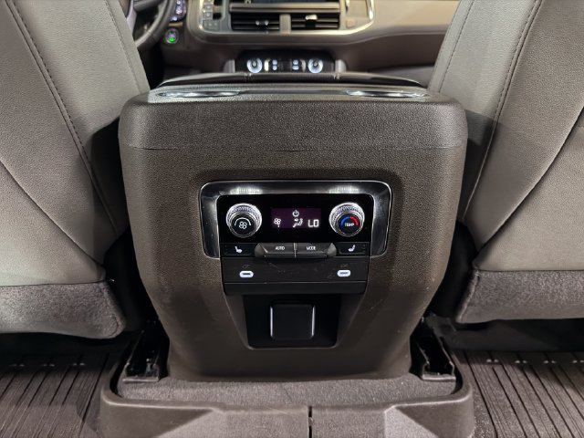 Used 2024 GMC Yukon XL SLT w/ SLT Luxury Package AWD/4WD image 29
