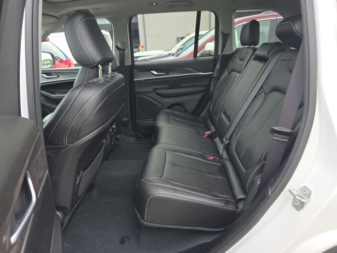 Used 2023 Jeep Grand Cherokee Limited w/ Black Appearance Package AWD/4WD image 17