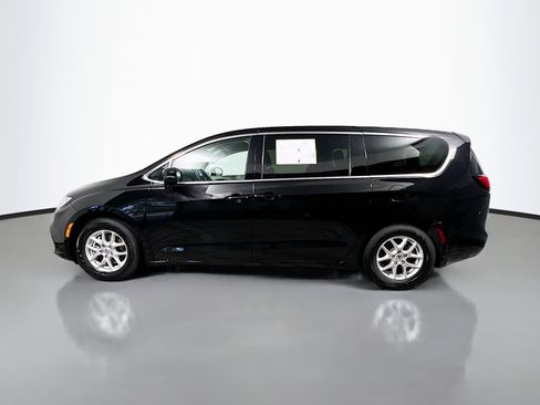 Used 2024 Chrysler Pacifica Touring-L FWD image 9