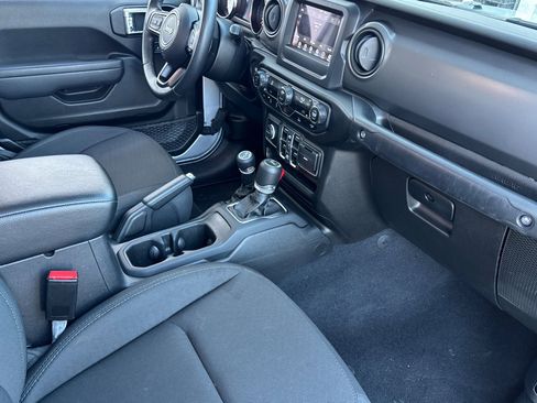 Used 2022 Jeep Gladiator Willys image 15