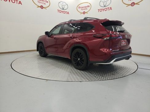 Used 2024 Toyota Highlander XSE image 3