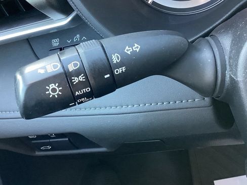Used 2023 Toyota Highlander LE FWD image 33