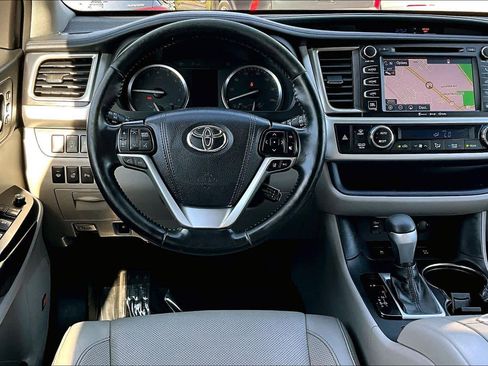 Used 2017 Toyota Highlander Limited Platinum image 5