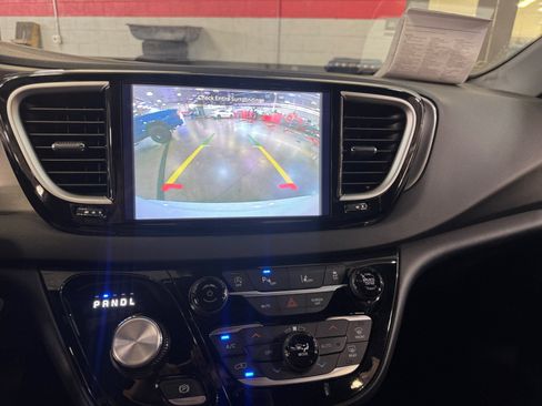 Used 2025 Chrysler Pacifica Select FWD image 27