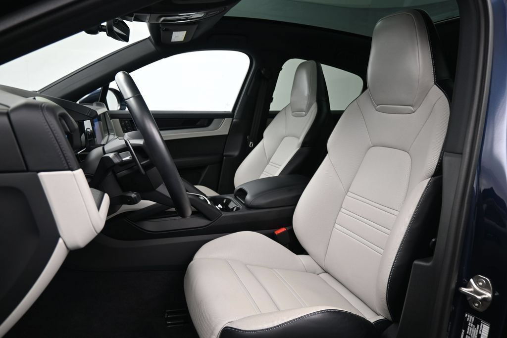 Certified 2026 Porsche Cayenne Coupe AWD/4WD image 5