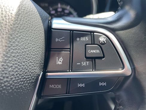 Used 2021 Toyota Highlander XLE AWD/4WD image 17