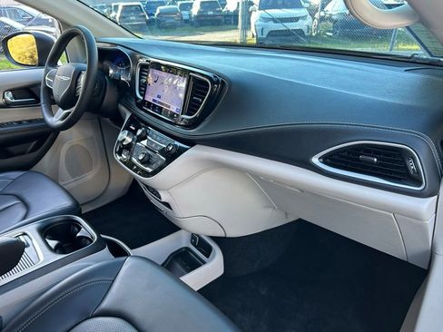 Used 2023 Chrysler Pacifica Touring-L image 34