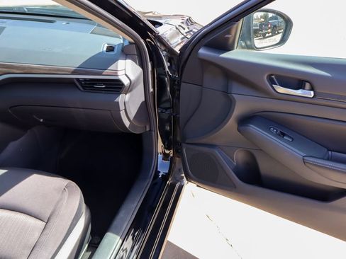 Used 2024 Nissan Altima 2.5 SV FWD image 9