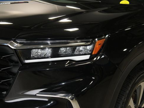 Used 2023 Honda Pilot Touring image 2