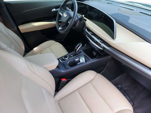 Certified 2024 Cadillac XT4 Luxury w/ Cold Weather Package FWD image 30