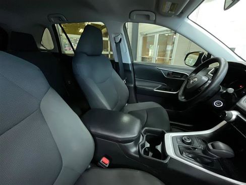 Used 2021 Toyota RAV4 LE AWD/4WD image 28