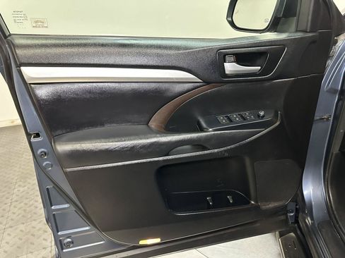 Used 2017 Toyota Highlander XLE AWD/4WD image 10