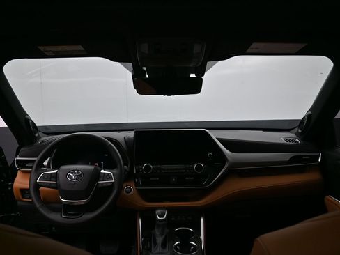 Certified 2025 Toyota Highlander Platinum image 29