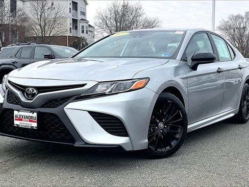 Used 2020 Toyota Camry SE image 1