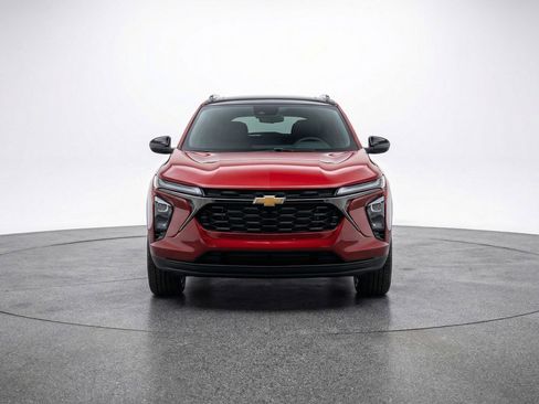 Used 2025 Chevrolet Trax LT image 2
