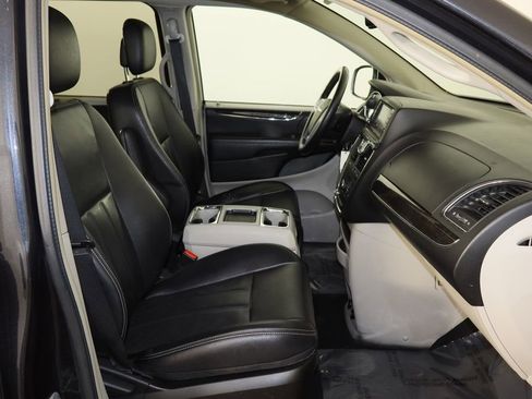 Used 2014 Chrysler Town & Country Touring image 18