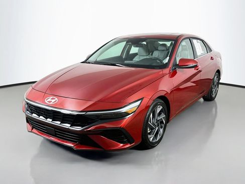 Used 2025 Hyundai Elantra Limited FWD image 3