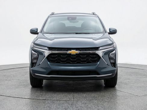 Used 2025 Chevrolet Trax LT FWD image 2