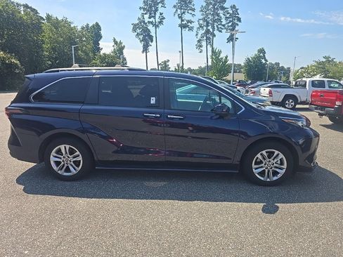 Used 2024 Toyota Sienna XLE w/ XLE Plus Package AWD/4WD image 4