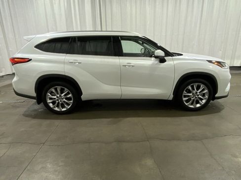 Used 2023 Toyota Highlander Limited image 3