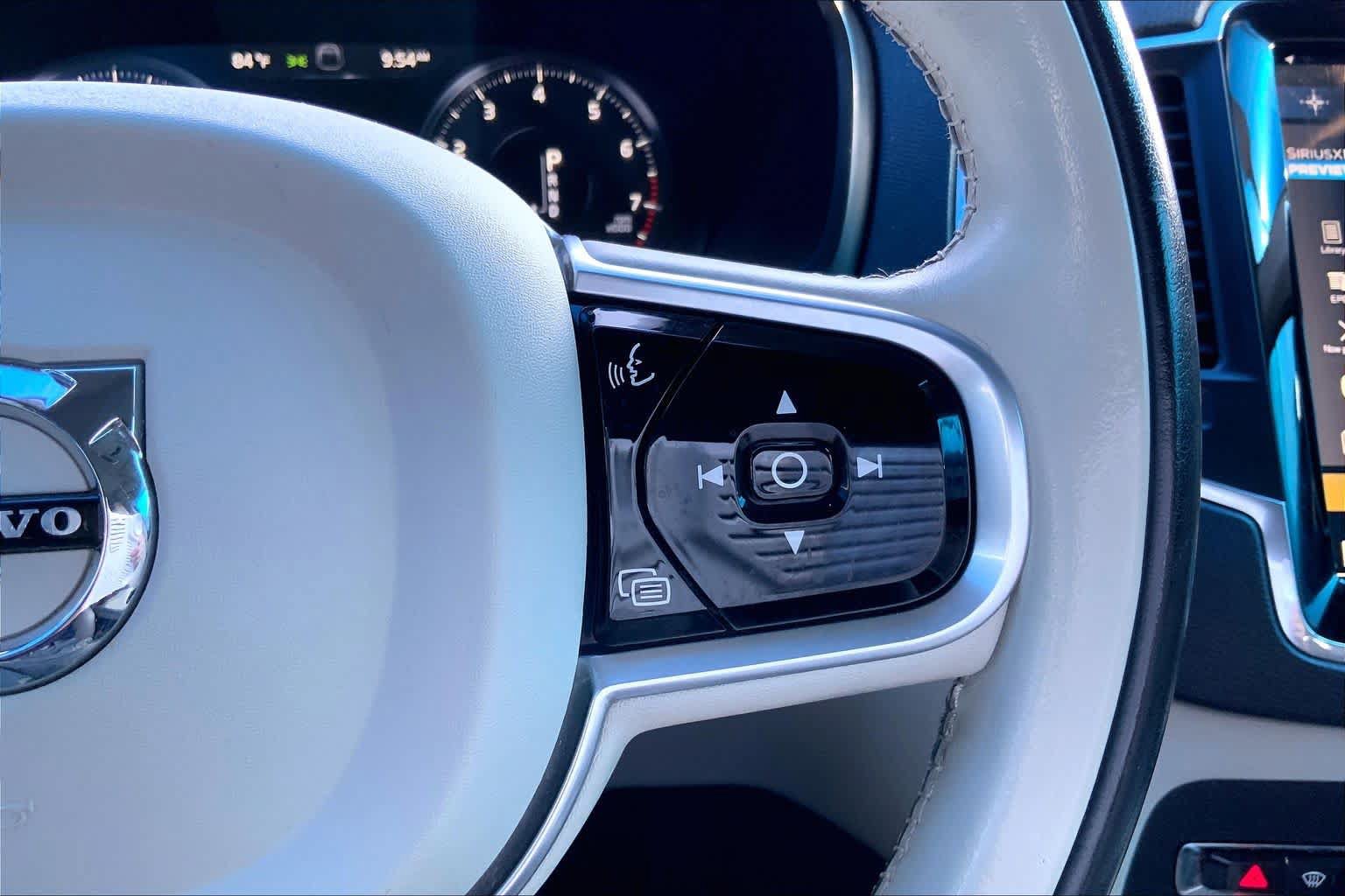 Used 2020 Volvo XC90 T5 Momentum w/ Protection Package Premier FWD image 24