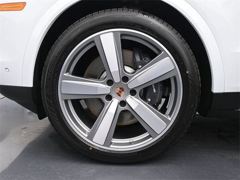 New 2025 Porsche Cayenne E-Hybrid image 6