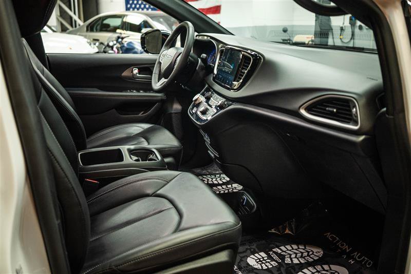 Used 2025 Chrysler Pacifica Select FWD image 13