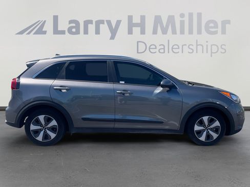Used 2017 Kia Niro LX image 6