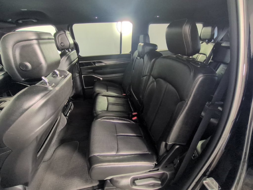 Used 2025 Jeep Wagoneer Series II w/ 8-Passenger Seating Package AWD/4WD image 19