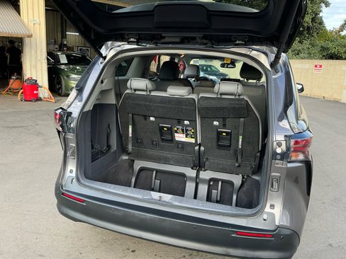 Used 2024 Toyota Sienna XLE image 27