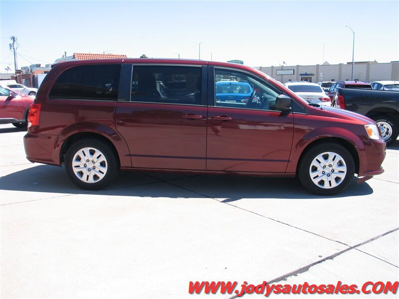 Used 2018 Dodge Grand Caravan SE w/ UConnect Hands-Free Group FWD image 28