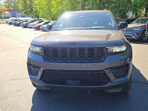 Used 2023 Jeep Grand Cherokee Altitude RWD image 8