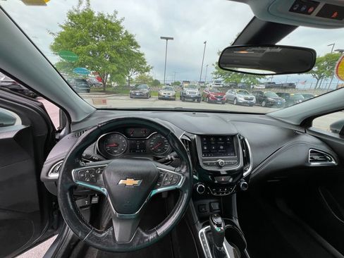 Used 2019 Chevrolet Cruze Premier FWD image 33