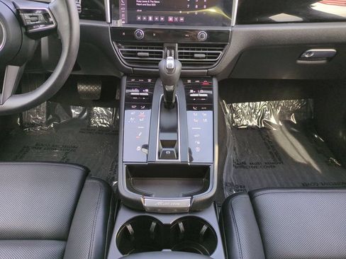 Used 2025 Porsche Macan AWD/4WD image 19