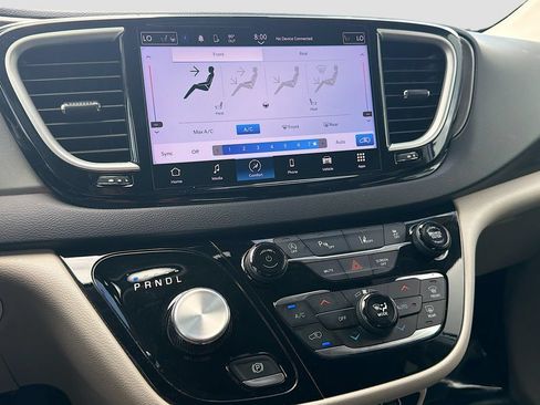 Used 2024 Chrysler Pacifica Touring-L FWD image 21