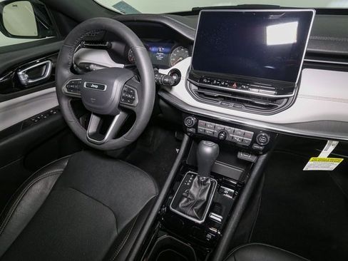 Used 2023 Jeep Compass Limited image 18