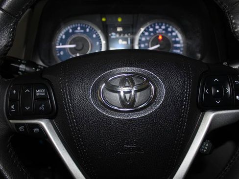 Used 2017 Toyota Sienna XLE w/ XLE Navigation Package FWD image 16