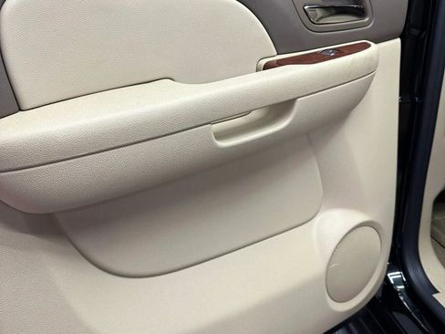 Used 2011 Chevrolet Avalanche LTZ image 19