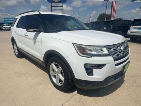 Used 2018 Ford Explorer XLT w/ Equipment Group 201A FWD image 2