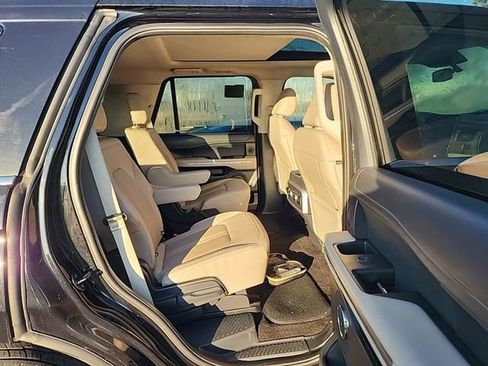 Used 2022 Ford Expedition Limited image 19