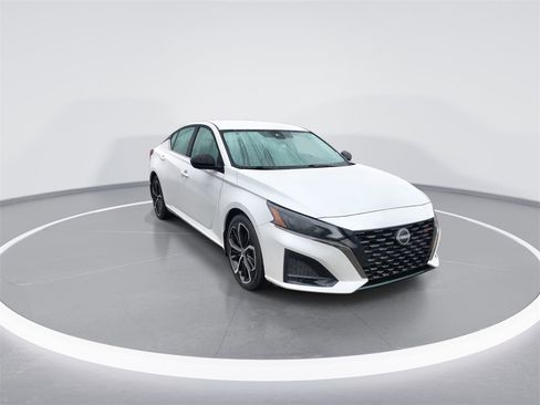Used 2023 Nissan Altima 2.5 SR image 2