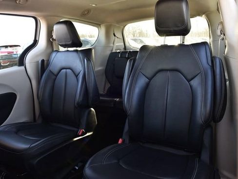 Used 2024 Chrysler Pacifica Select image 22