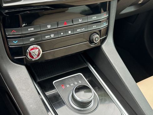 Used 2017 Jaguar F-PACE Premium image 22
