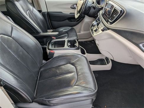 Certified 2019 Chrysler Pacifica Limited image 31