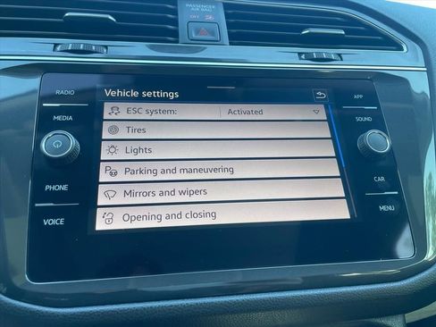 Used 2023 Volkswagen Tiguan SE w/ Panoramic Sunroof Package FWD image 18