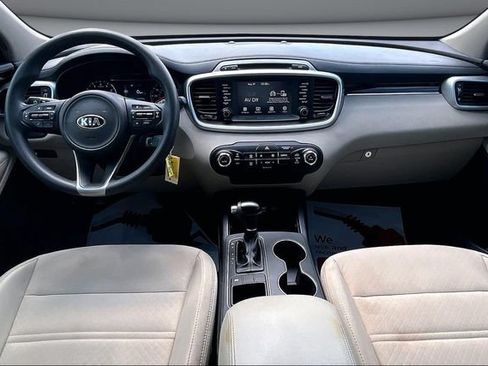 Used 2018 Kia Sorento FWD image 7