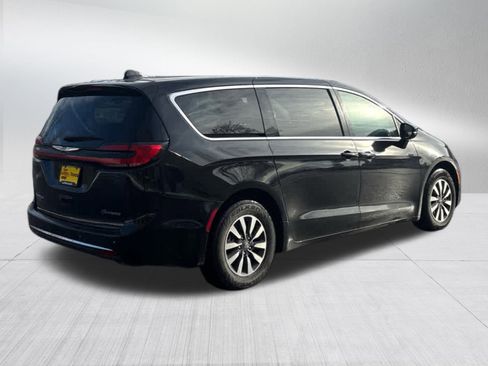 Used 2024 Chrysler Pacifica Select image 6