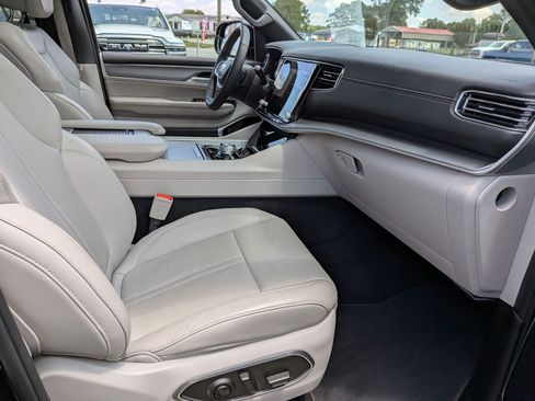 Used 2025 Jeep Wagoneer Series III w/ Premium Group I AWD/4WD image 24