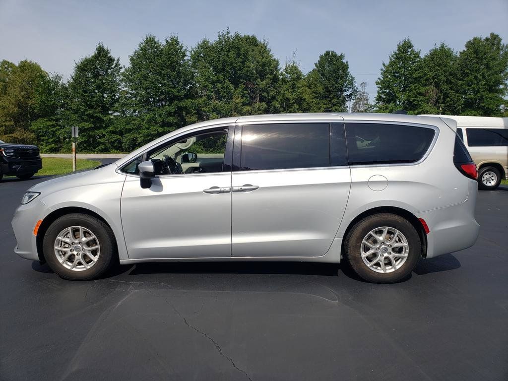 Used 2023 Chrysler Pacifica Touring-L FWD image 9