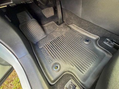 Used 2023 Toyota RAV4 XLE Premium image 17